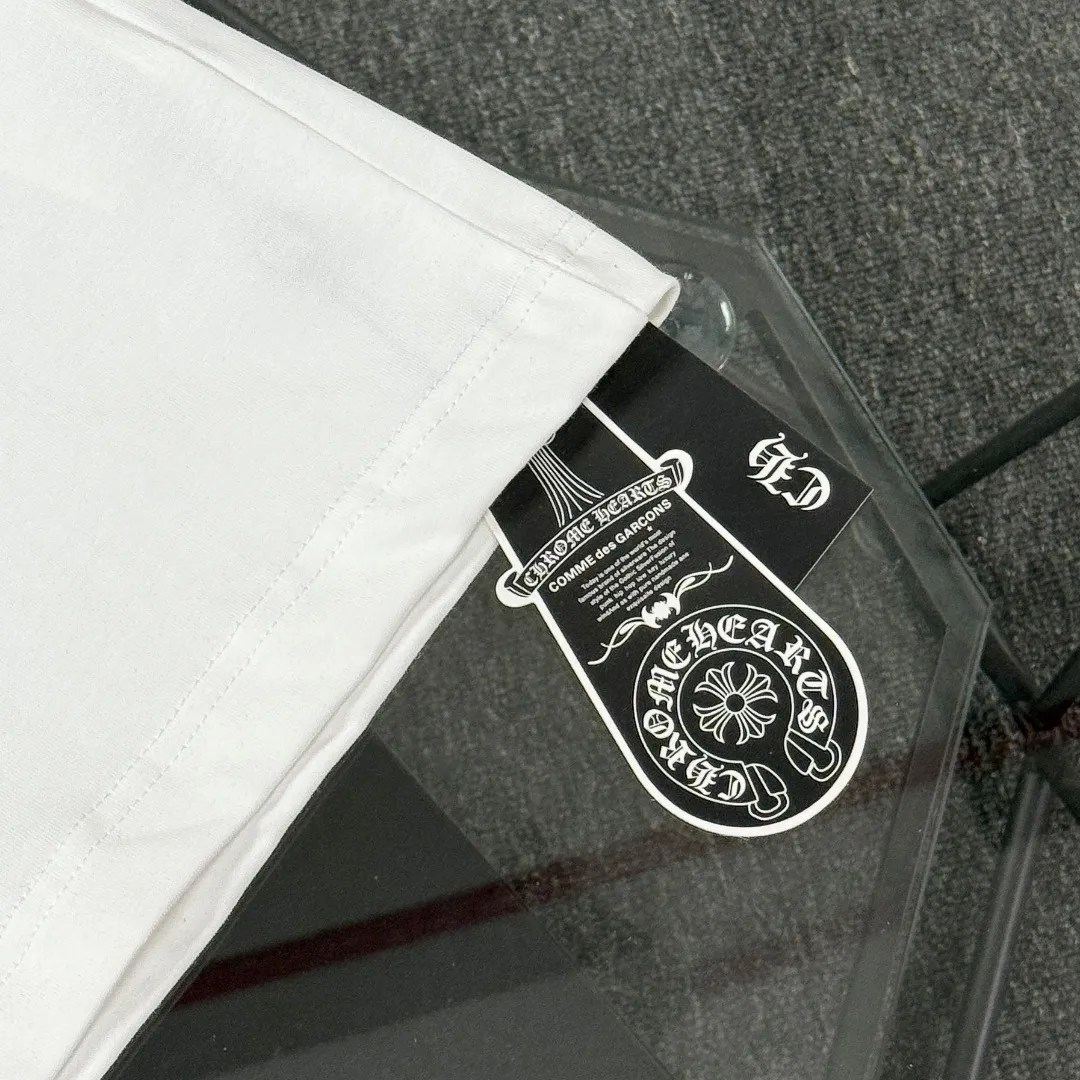 P180 Chrome Hearts Chrome Hearts 25 high-end versions. The fabric is made of 300 grams of high-density pure cotton. It does not deform or shrink. It has three labels. It is the same style for men and women. Technology: suede foaming + digital printing. Color: white, black. SIZE: S-XL.
